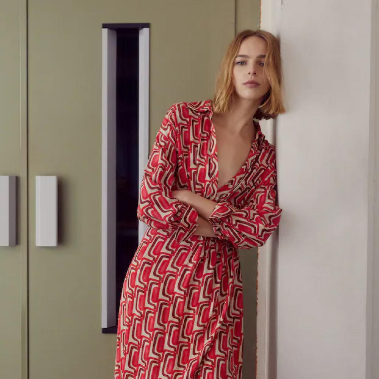 Mango apuesta por el estampado de cadenas para una colección de vestidos, camisas y pantalones que te va a salvar más de un estilismo la próxima temporada