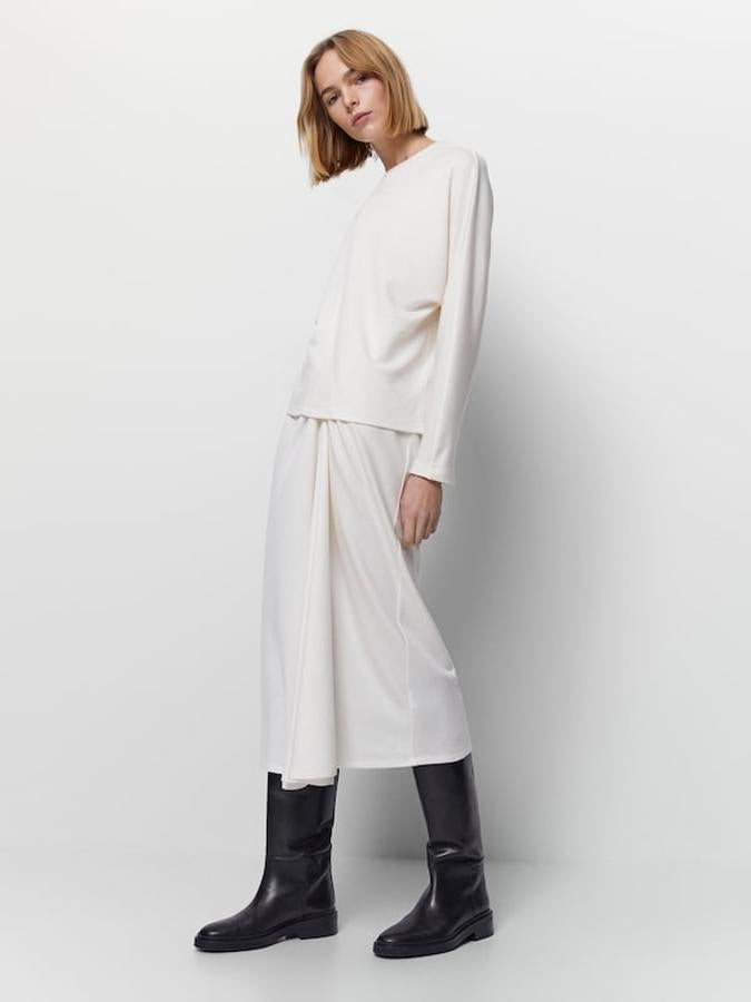 Confeccionada en tejido de lana y lyocell, esta falda sostenible de Massimo Dutti en color crudo con fruncido frontal que añade vuelo a la prenda tiene un precio de 59,95 euros y está disponible entre las tallas XS y XL. 