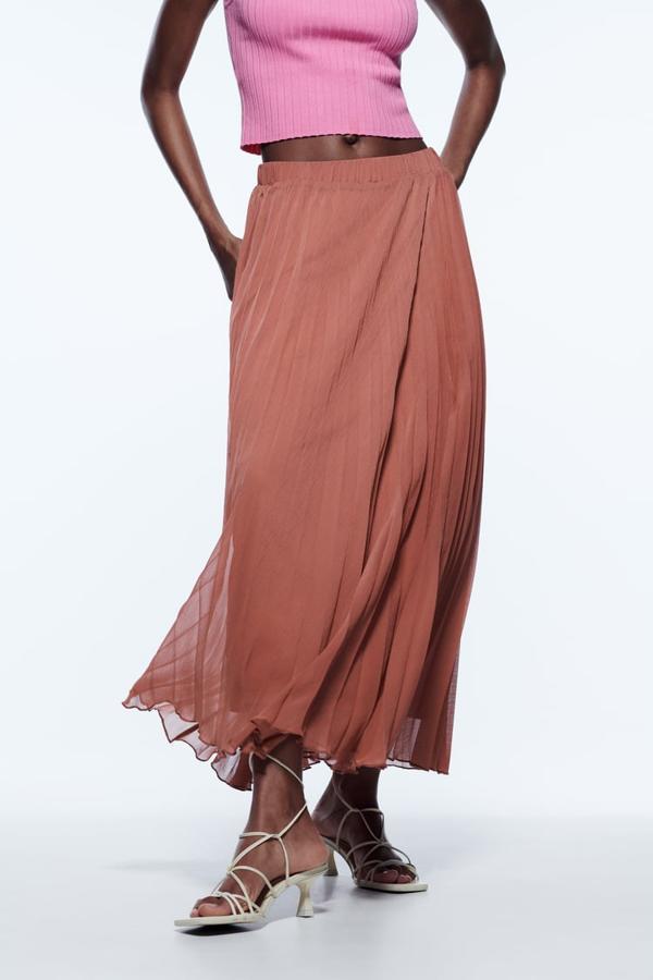 En rosa empolvado y con diseño plisado, esta falda de Zara con cintura elástica y forro interior está disponible entre las tallas XS y XL por 29,95 euros. 