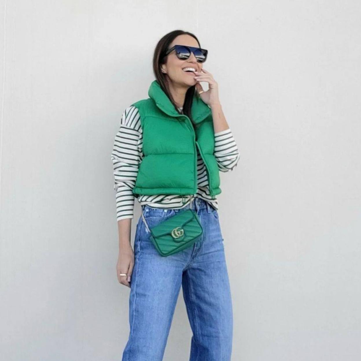 Pincha en la foto para ver los chalecos de punto de rayas más bonitos de las rebajas que son perfectos para copiar el look favorito de las famosas