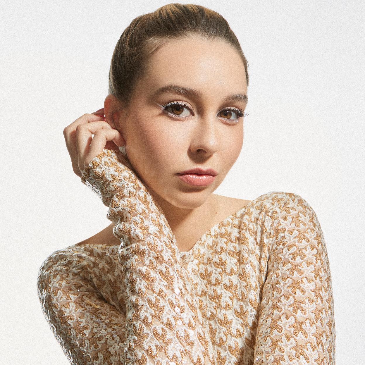 WHITE EYELINER Vestido con escote barco de Missoni. En el rostro, Eyeliner Diorshow On Stage Liner 001 Matte White y colorete Dior Backstage Rosy Glow 001 Pink, ambos de Dior. Maquillaje: Pablo Macías. Estilismo: Gervasio Pérez. Asistente de fotografía: Javier Blanco. Asistente de estilismo: Elizabeth Asbo.