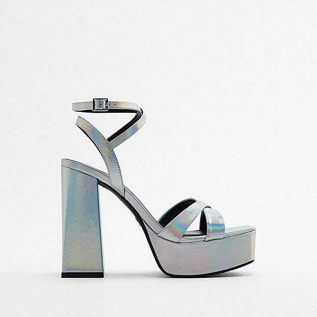 Imagen principal - ¡Con altura! Esta temporada tienes que sumarte a la tendencia de los tacones con plataforma para aumentar el glamour de tus looks