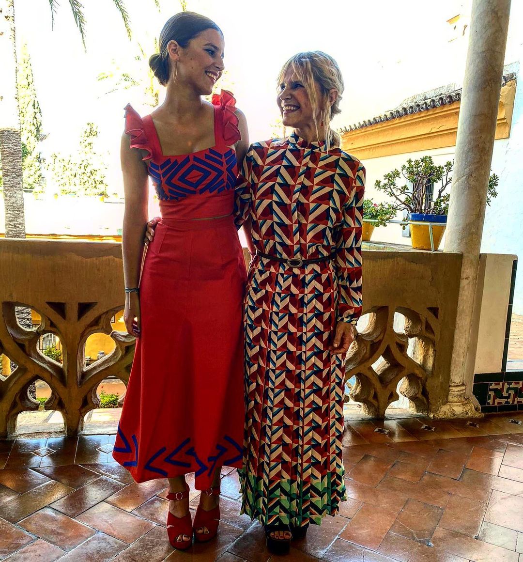 Para acudir al  bautizo de Rosario, la hija de Sofía Palazuelo  y Fernando Fitz-James Stuart, Eugenia Martínez de Irujo sorprendió con un rejuevencedor vestido de inspiración setentera con print geométrico de Jorge Vázquez.