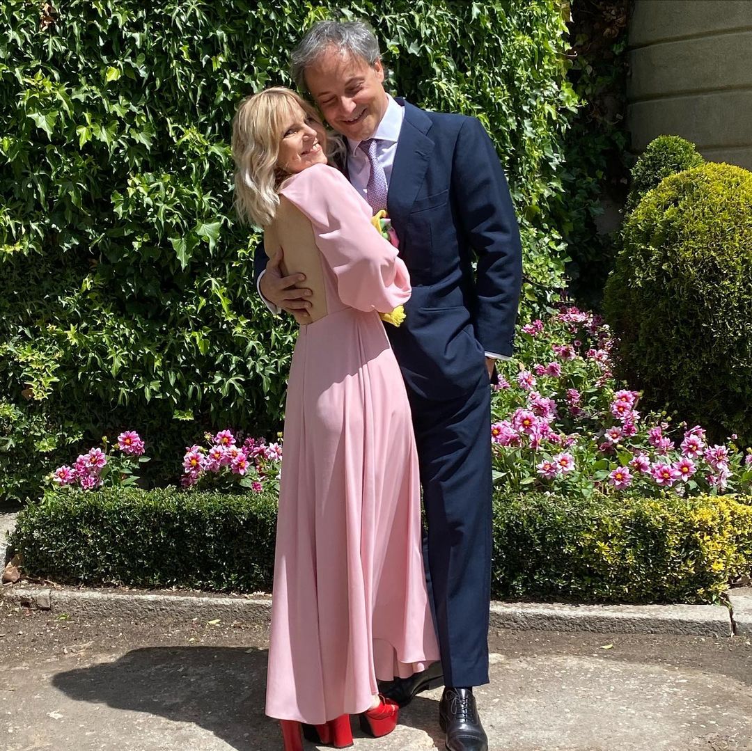 En la  boda de Belén Corsini y Carlos Fitz-James Stuart , Eugenia Martínez de Irujo eligió un vestido súper favorecedor de Jorge Vázquez, y puso su punto atrevido y rebelde al combinarlo con unas altísimas sandalias de plataforma en color rojo de Saint Laurent.