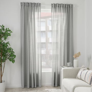 Imagen secundaria 1 - La lámpara de pie Barlast cuesta 10 euros en IKEA, las cortinas, 12 euros el par, y la mesa auxiliar Lack, 7 euros.