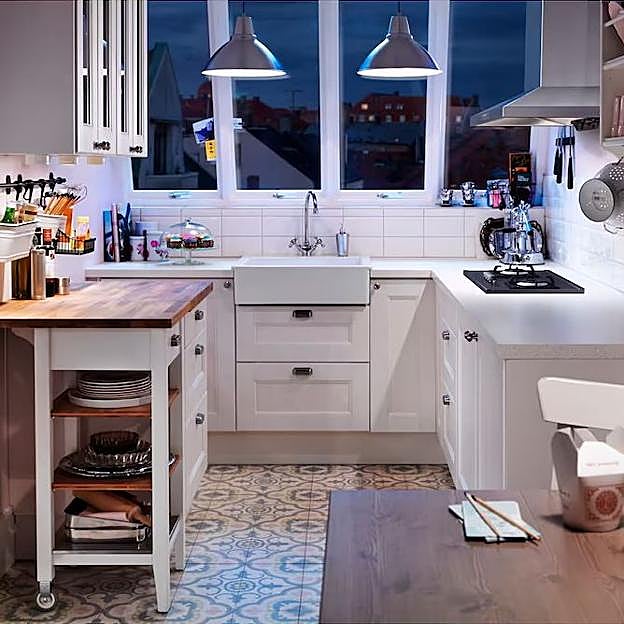 Imagen principal - Estas lámparas de techo cuestan 9 euros en IKEA; la mesa de jardín Tarno cuesta 19 euros y las sillas, 13 euros; la estantería de baño Vesken cuesta 10 euros.