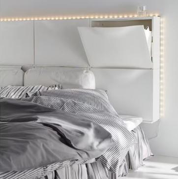 Imagen secundaria 1 - Estructura de cama Neiden en madera de pino, 29 euros en IKEA; zapatero almacenaje Trones, 19 euros dos unidades; y cajonera Lennart, 19 euros.