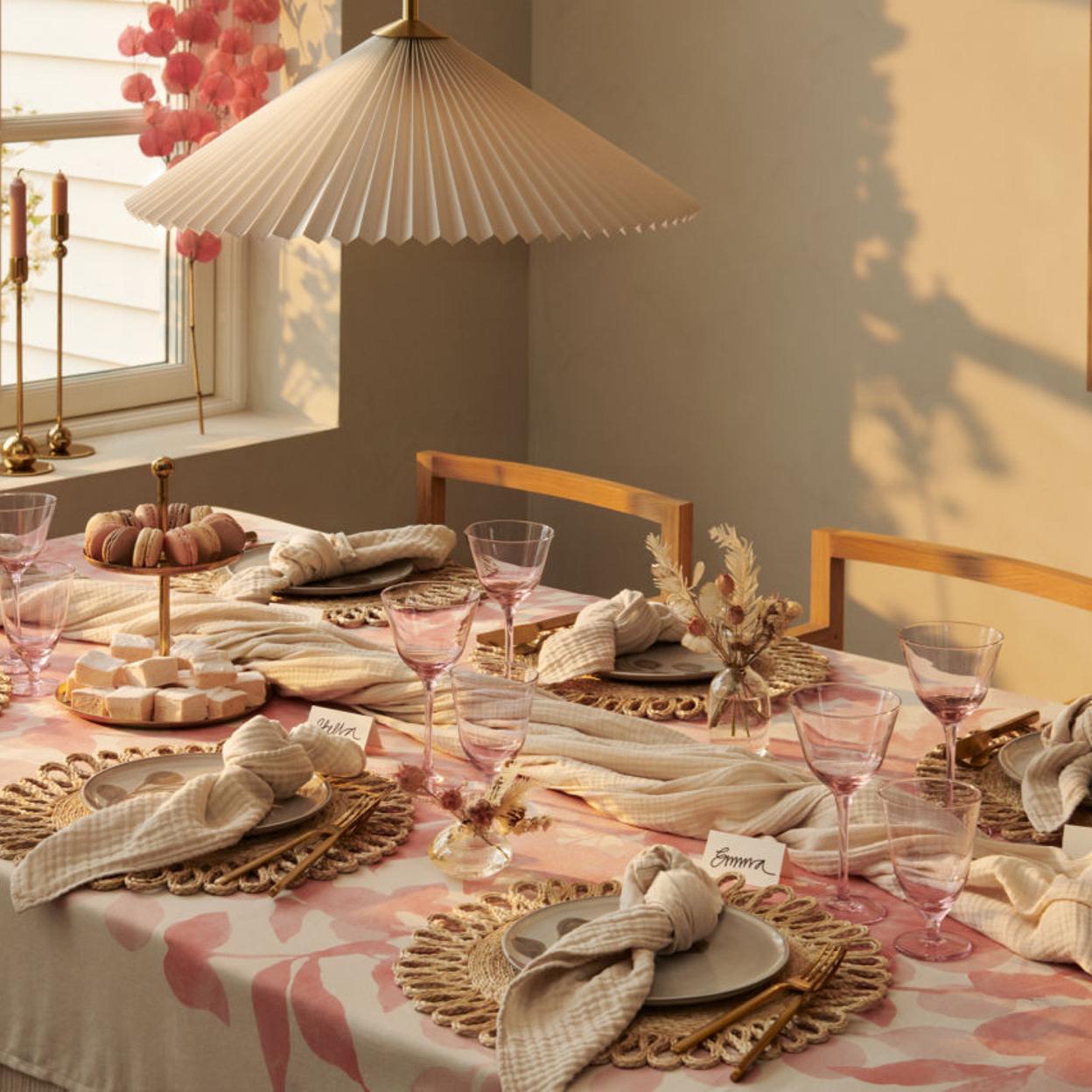 Pincha en la foto para ver las vajillas, manteles y adornos más bonitos para decorar tu mesa esta temporada.