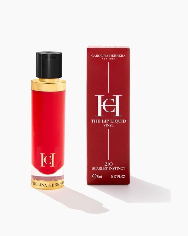 Los labiales líquidos con efecto vinilo de la firma también se pueden escoger en formato aterciopelado. Con acabado brillo, este labial es de larga duración y se encuentra disponible en siete tonos. Además, permite la personalización de la carcasa escogiendo entre animales: león, tortuga y escarabajo. (35 euros).