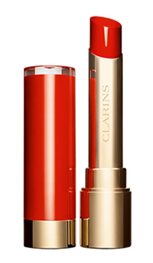 Joli Rouge Lacquer es la opción para labios vinilados de la firma, que también tiene todos sus tonos disponible en mate y con acabado brillo. Compuesto por un alto porcentaje de aceites vegetales, este labial de larga duración, proporciona, además, hidratación al labio durante lo largo del día. (27 euros).