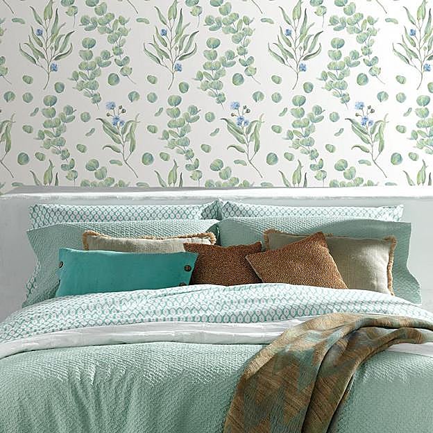 Imagen principal - Papeles pintados con diferentes estampados de El Corte Inglés (24.99 euros), Gastón y Daniela (cpv) y Gaulan (19.99 euros el rollo).