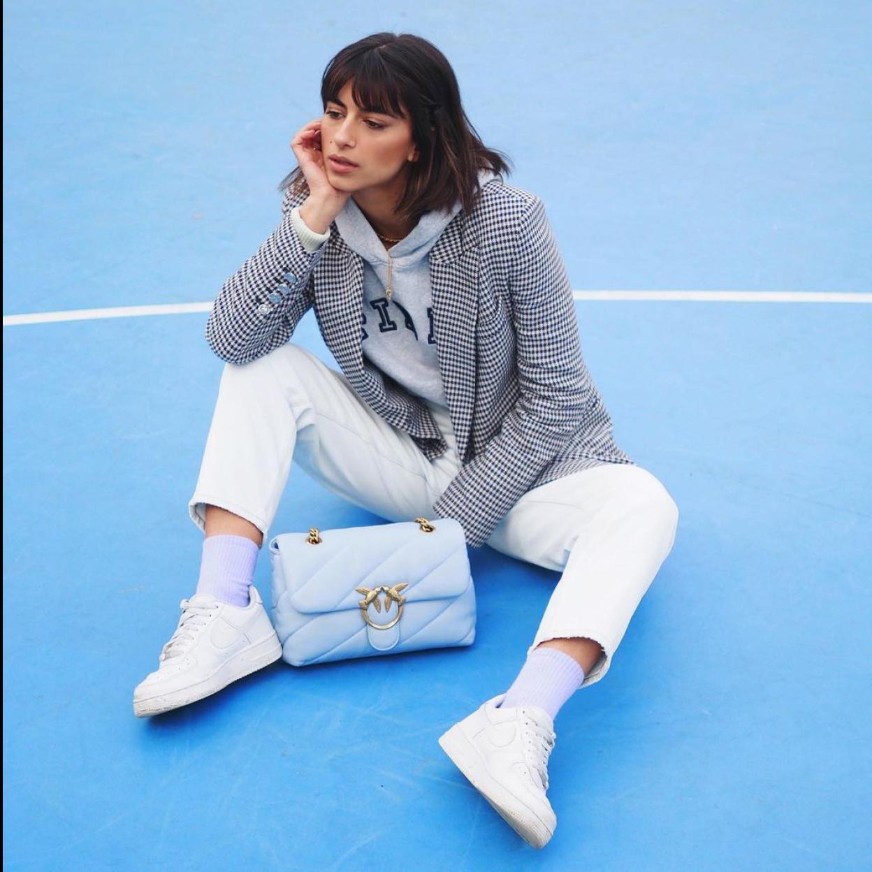 Blazer y sudadera, el look tendencia del entretiempo más bonito, cómodo y fácil de copiar que arrasa en Instagram