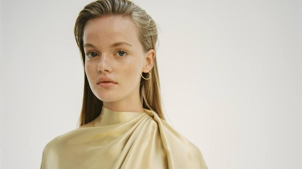 Estilismo: Cristina Pérez-Hernando. Maquillaje y peluquería: MUAH por Ricardo Calero para Salon 44, Chanel y Oribe. Asistentes de fotografía: Orlando Gutiérrez y Fernando Orozco. Asistentes de estilismo: Mariana Picallo y Cristina Moyano.