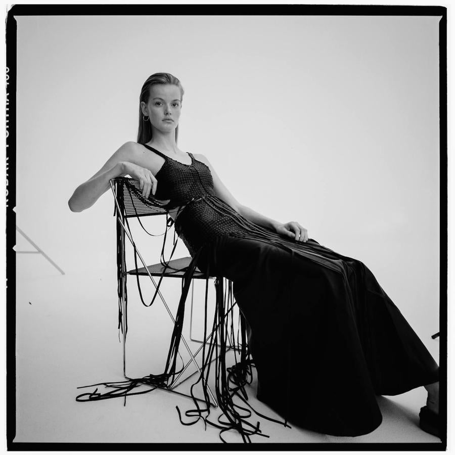 Top, falda de flecos y sandalias trenzadas, de Chloé; y pendientes de Malababa.