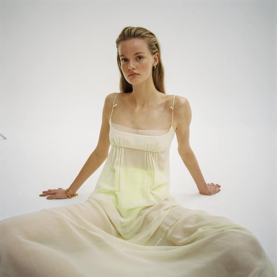 Vestido lencero y culotte verde ácido de Sportmax. Los pendientes son de Suarez y las pulseras, de Agatha Paris.