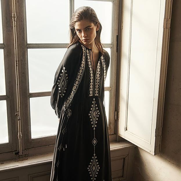 Imagen principal - Vestidos negros hay muchos, pero encontrar una pieza que sea realmente especial no es siempre una tarea fácil. Vestido midi con bprdados negros de Zara (69,99 euros). 