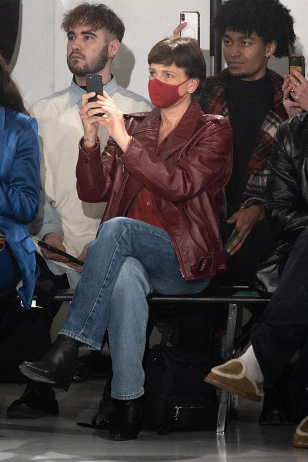 Estafanía de Mónaco combinó una biker en color granate con un ligero corte oversize con un jersey en el mismo color, pantalones vaqueros u unos botines de tacón cómodo negros.