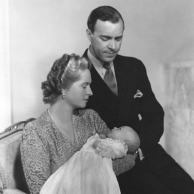 Carlos Gustavo era el hijo menor del príncipe Gustavo Adolfo, duque de Västerbotten, y de la princesa, Sibila de Saxe-Coburgo-Gotha.