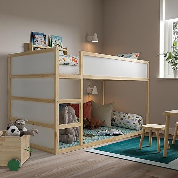 La cama AKURA de IKEA (199 euros) permite tener litera y cama en altura al mismo tiempo, según nuestras necesidades.