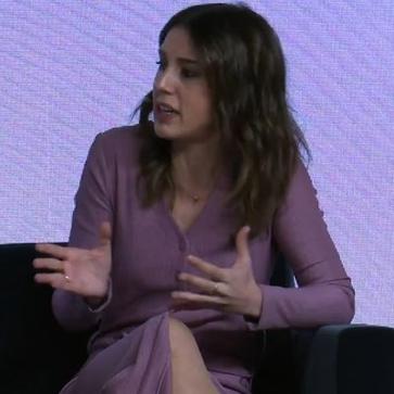Imagen secundaria 1 - Irene Montero o cómo ser la más elegante con un vestido de punto muy favorecedor que hemos encontrado en Mango