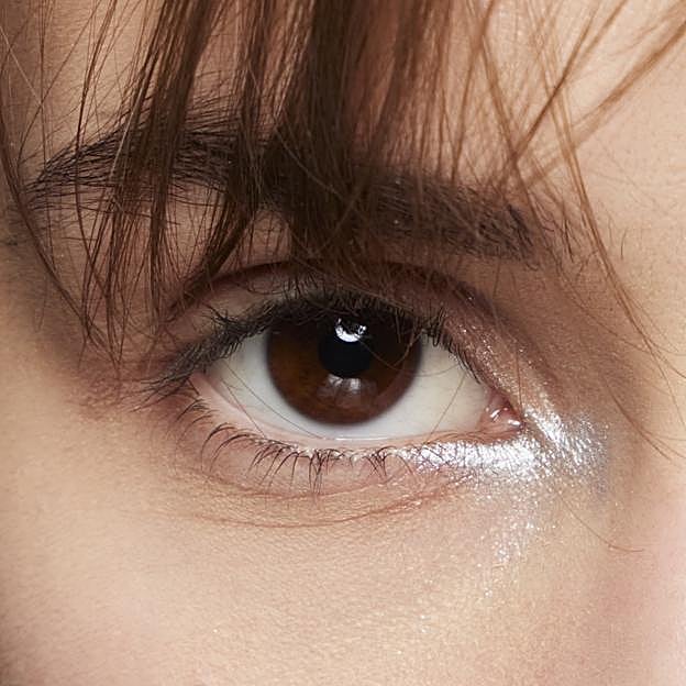 Imagen principal - Abre la mirada, ilumina el contorno y levanta el párpado con el destello diferenciador de este maquillaje de ojos fácil visto en la pasarela