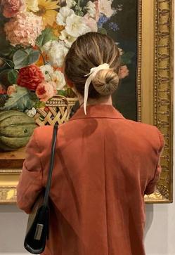 Imagen secundaria 2 - La influencer que demuestra que un lazo en el pelo (y sus mil posibilidades) es el peinado más fácil y rejuvenecedor de la temporada