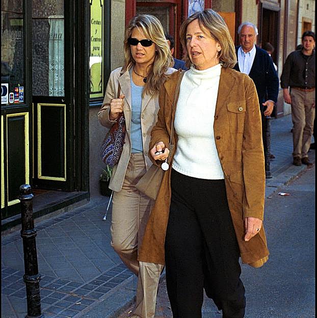 Nora de Liechtenstein junto a su hijastra Isabel Sartorius en la época de su idilio con el príncipe de Asturias, Felipe.