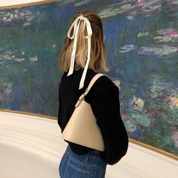 Imagen secundaria 1 - La influencer que demuestra que un lazo en el pelo (y sus mil posibilidades) es el peinado más fácil y rejuvenecedor de la temporada