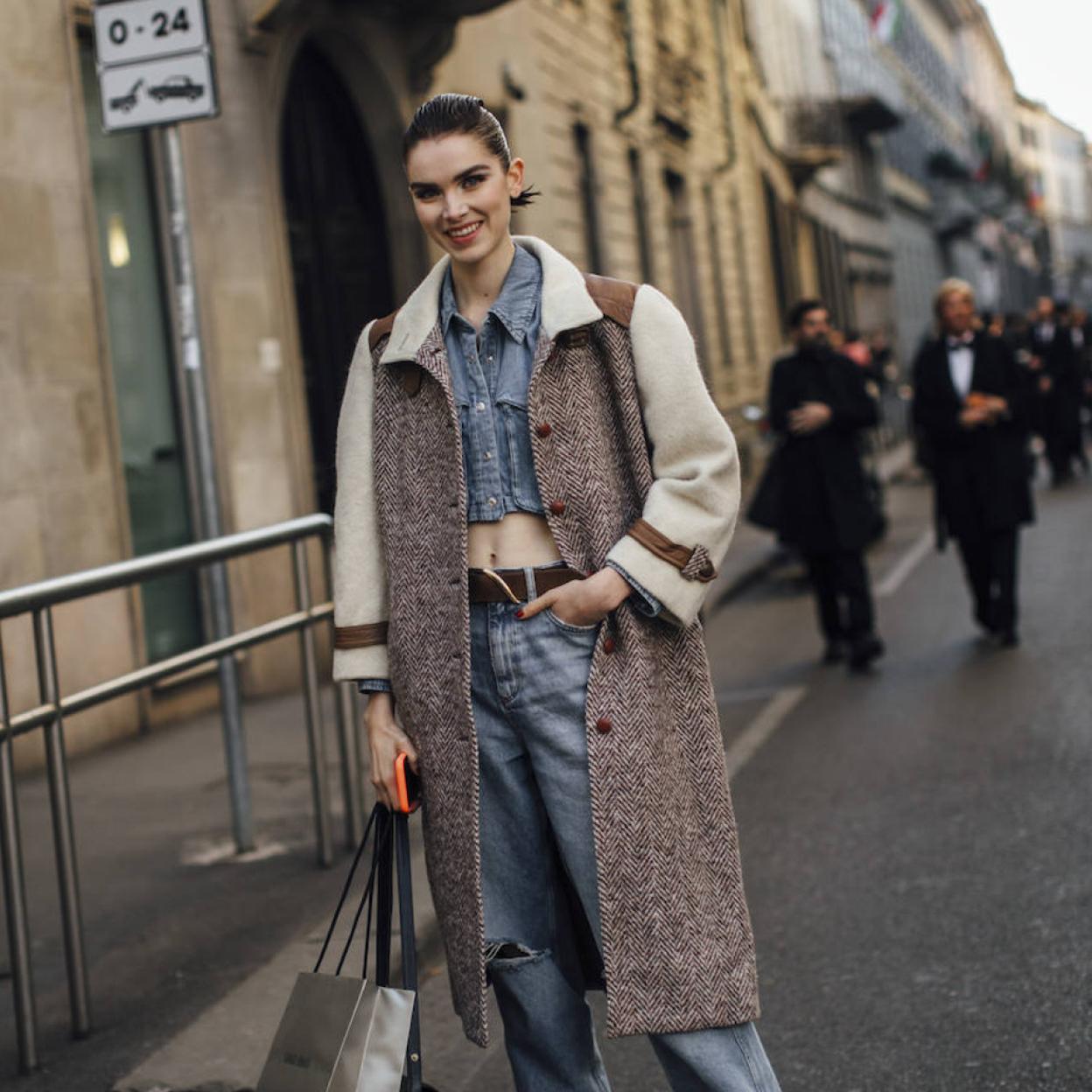 Pincha en la foto para ver las camisas, blusas y tops perfectos para tus looks con pantalones