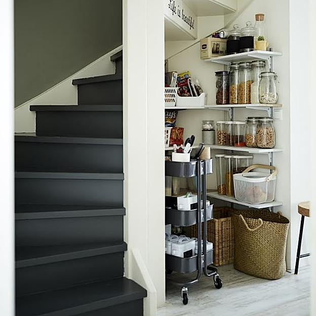 Imagen principal - Los tarros de cristal para la despensa cuestan desde 5 euros en IKEA. Las cajas para los productos de limpieza, 8 euros; y los colgadores de pared, 12 euros.