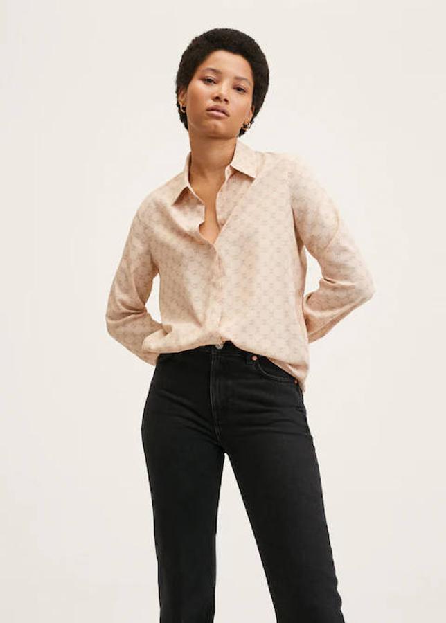 Empezamos con una camisa estampada de Mango. Está confeccionada con un tejido ligero que le da un acabado fluido. Es de manga larga y tiene un diseño recto. Te costará 19,99 euros.