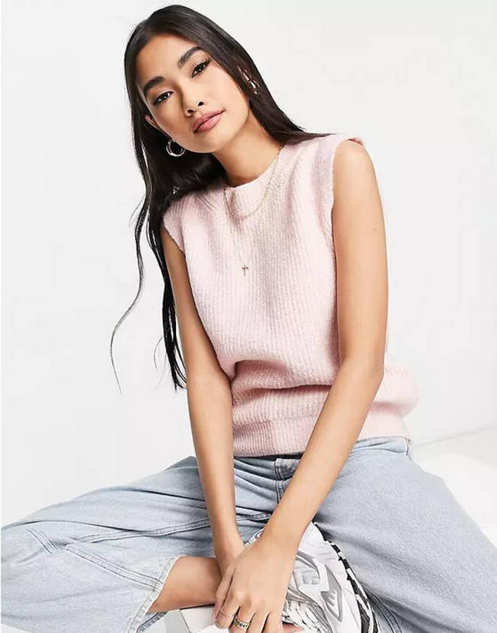 En Asos hemos encontrado un chaleco de punto de la marca Vero Moda. Tiene un diseño sin mangas, el cuello redondo y un ribete de canalé. Puede ser tuyo por 29,99 euros.