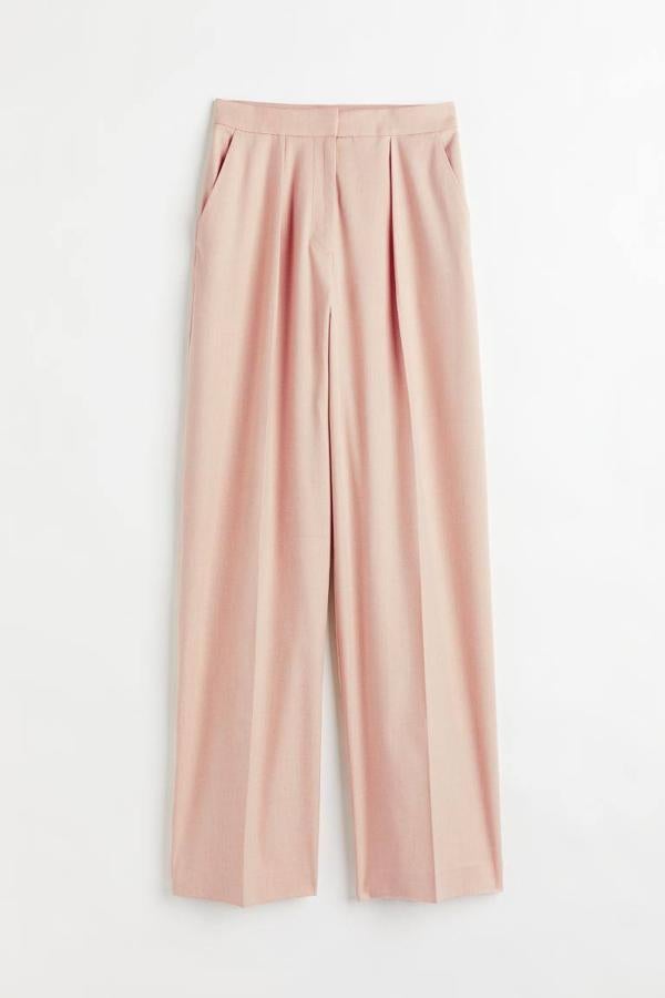 Para terminar, hemos escogido unos pantalones de vestir de H&M. Tienen un diseño amplio y de talle alto. Han sido elaborados con un tejido suave de acabado fluido. Cuestan 29,99 euros.