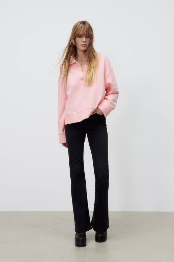 Si buscas un look cómodo, tienes que ver esta sudadera de Zara. Tiene la manga larga y un cuello tipo polo con escote de pico. Puedes comprarla por 17,95 euros.
