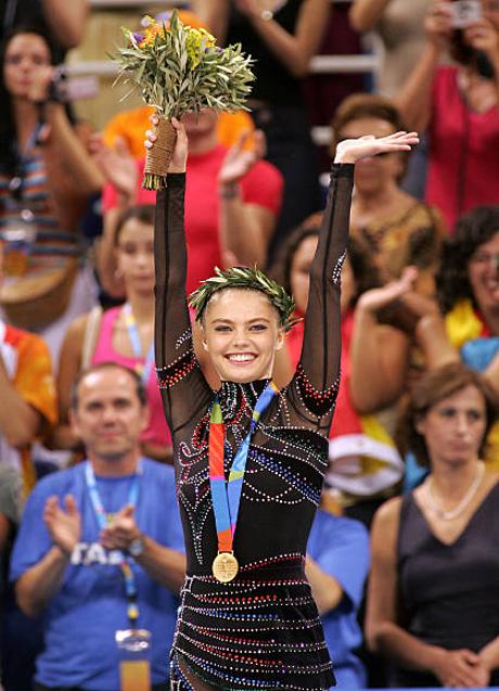 Imagen - Alina Kavaeva con su medalla de oro en los Juegos Olímpicos de Atenas, en 2004.