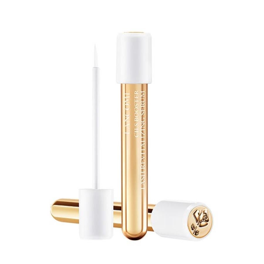 Cils Booster Lash Revitalising Serum ayuda a aportar densidad y grosor a las pestañas mientras que las fortifica. Se recomienda aplicarla por las noches para que su efecto sea más profundo, aunque puedes poner la máscara de pestañas un minuto y medio después. (49,50 euros) .