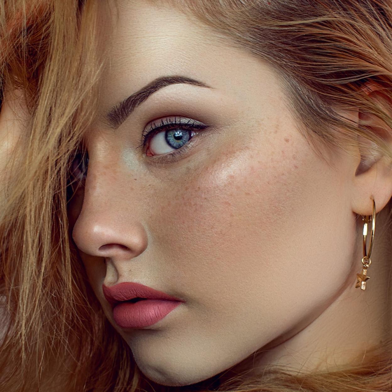 Pincha para ver los diez mejores productos de maquillaje para que te pintes pecas falsas.