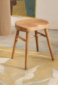 Imagen secundaria 2 - El sillón de madera cuesta 599 euros y la mesa de roble, 499 euros. El banco de madera reciclada cuesta 149 euros y la manta, 69.99 euros. El taburete de fresno cuesta 79.99 euros.