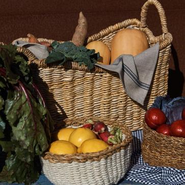 Imagen secundaria 1 - La mesa con caballete cuesta 349 euros, la colección de jardinería de Zara Home está disponible desde 12.99 euros y el mantel de rayas, 49.99 euros. Las cestas de yute cuestan entre 19.99 y 49.99 euros y la mesa auxiliar, 69.99 euros. 