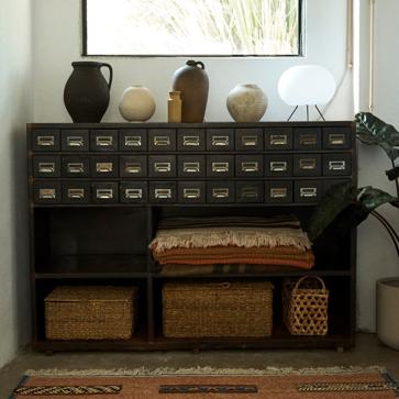 Imagen secundaria 1 - El mantel de lino de rayas cuesta 59.99 euros, los vasos y copas, desde 4.99 euros, las jarras de cerámica 29.99 euros y la silla de madera, 99.99 euros en Zara Home. Las cestas de madera cuestan 29.99 euros, los jarrones están disponibles desde 29.99, las mantas de lana rizada 99 euros y la alfombra, 599 euros.