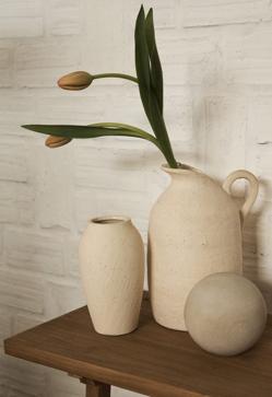 Imagen secundaria 2 - El mantel de lino de rayas cuesta 59.99 euros, los vasos y copas, desde 4.99 euros, las jarras de cerámica 29.99 euros y la silla de madera, 99.99 euros en Zara Home. Las cestas de madera cuestan 29.99 euros, los jarrones están disponibles desde 29.99, las mantas de lana rizada 99 euros y la alfombra, 599 euros.