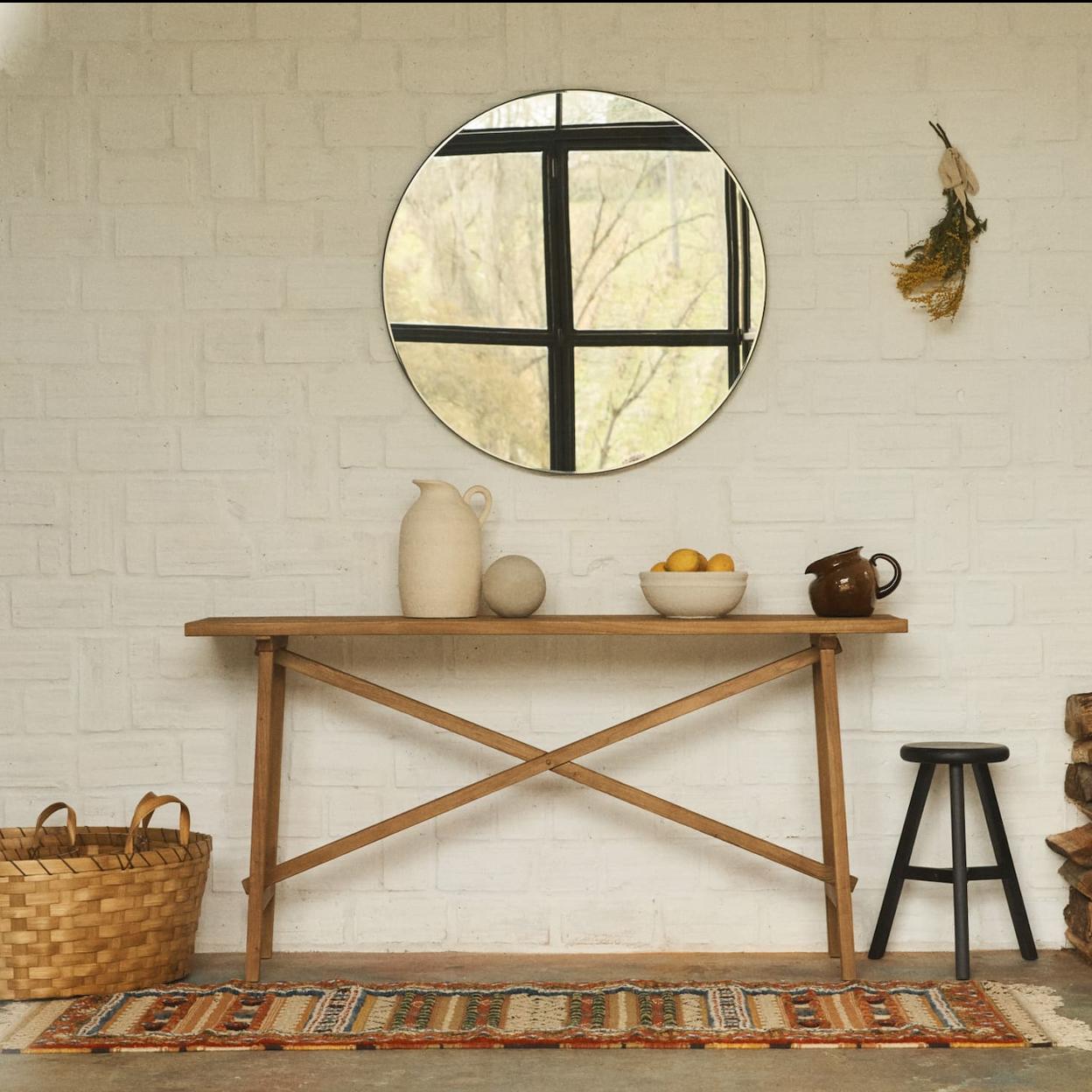 La mesa de madera reciclada de Zara Home cuesta 249 euros, el taburete 59.99 euros, la alfombra 399 y el espejo 69.99 euros. Pincha en la foto para ver nuestros favoritos de su nueva colección deco.