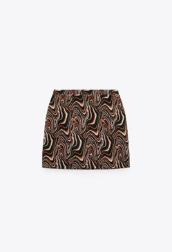 Imagen secundaria 2 - Tienes que fichar estas minifaldas tendencia que estilizan y alargan las piernas para un look que quita años de encima cuando llegue el buen tiempo