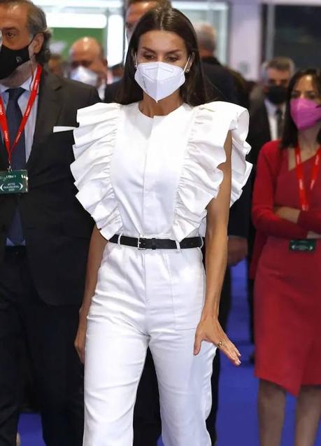 Imagen - Letizia en Fitur con el mono blanco de la firma de Inés Domecq.