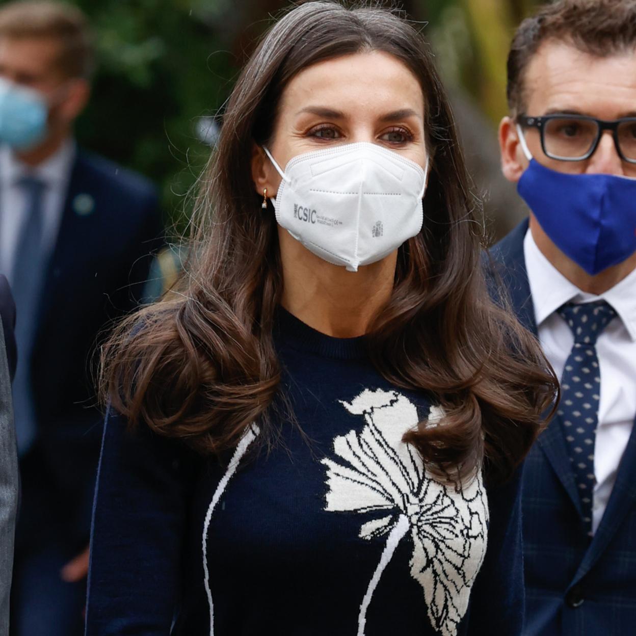 Pincha en la imagen para ver los 10 looks más importantes de la Reina Letizia. 