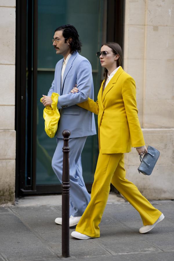 Por último, si te gustan los look matchy matchy, es decir, ir conjuntada con tu pareja, amigo/a o hijo, también está la opción de que cada uno lleve un total look de cada color.