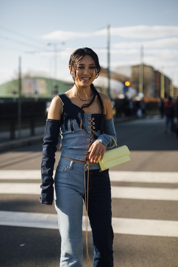 Las posibilidades son infinitas y en el street style han dejado claro cómo acertar. ¿Qué te parece este total look denim con bolso amarillo?