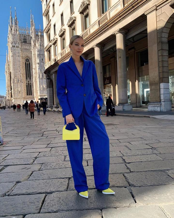 La opción más sencilla es optar por un total look de uno de los colores y añadir complementos en el otro. Puedes hacer como Leonie Hanne y escoger un traje azul eléctrico y complementarlo con zapatos y bolso en amarillo.