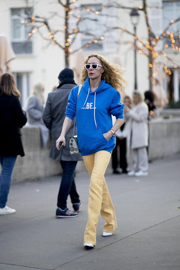 La segunda propuesta es combinar prendas en ambos tonos. ¿Una opción casual y fácil de copiar? Esta con pantalones amarillos y sudadera azul.