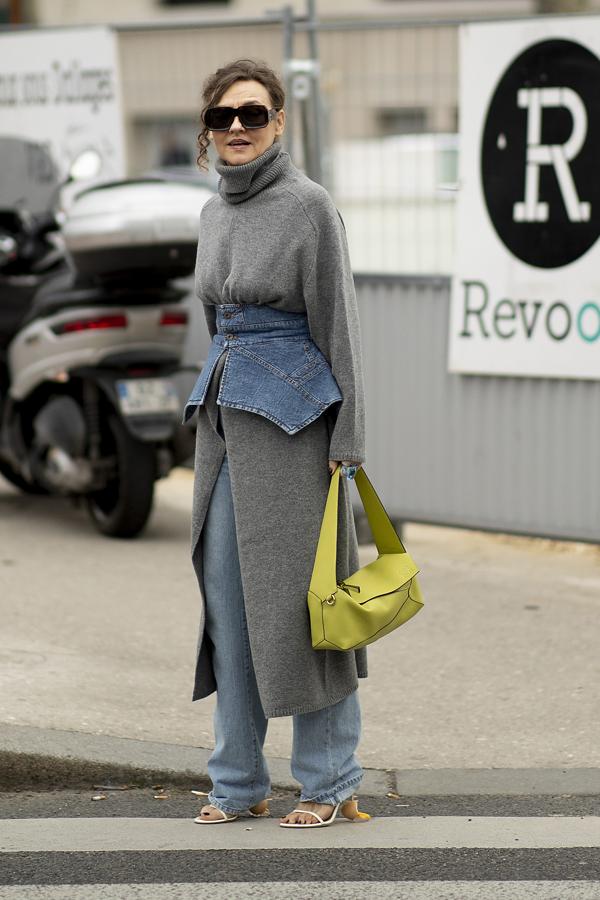 Es la forma más sutil de hacerlo. Además, si añades otras tonalidades como el gris, conseguirás propuestas tan sofisticadas como esta.